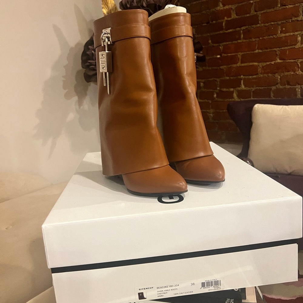 100% AUTHENTIC leather Givenchy Shark Lock boots. Gently worn Size 38 - Chestnut